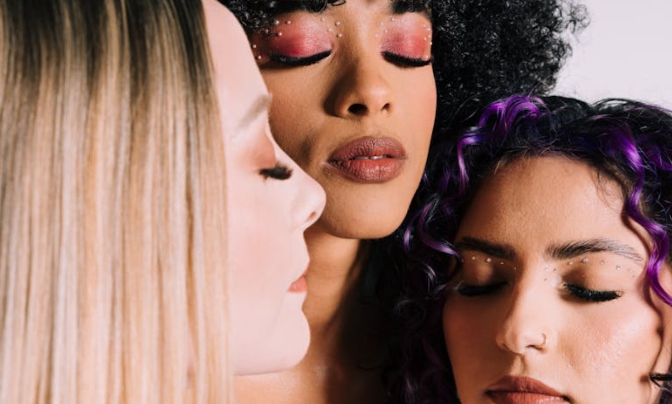 False Eyelashes for Small Eyes: Open Up Your Look with These Techniques